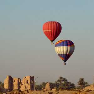 رحلات المناطيد توفر فرصة لرؤية مشاهد خلابة لآثار الأقصر