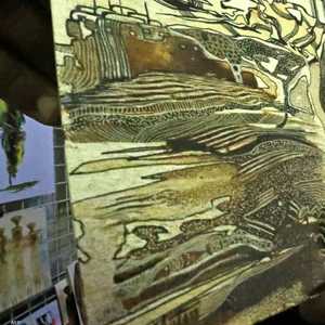 لوحة بظلال اللون البني والبيج والذهبي من القهوة المطحونة