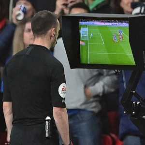 تقنية الفار تسهل مهام حكام كرة القدم