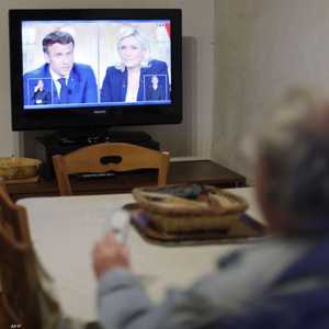 مواطن فرنسي يشاهد المناظرة الرئاسية بين ماكرون ولوبان