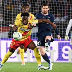 جانب من المباراة بين باريس سان جيرمان ولانس.