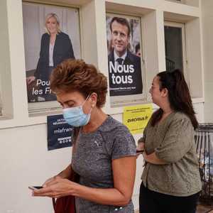 صراع محتدم بين ماكرون ولوبان