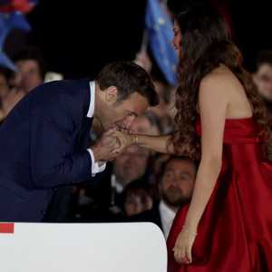 الرئيس الفرنسي إيمانويل ماكرون يقبل يد المصرية فرح الديباني