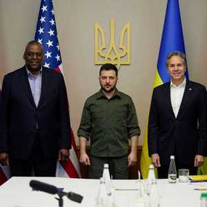 بلينكن ولويد خلال لقائهما زيلينسكي في كييف