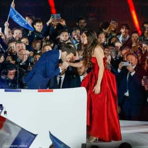 الرئيس الفرنسي إيمانويل ماكرون يقبل يد فرح الديباني