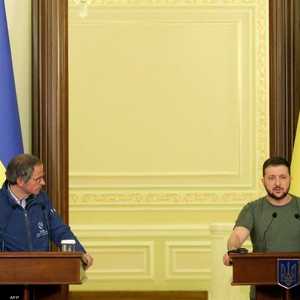 زيلينسكي وغروسي خلال مؤتمر صحفي في كييف.