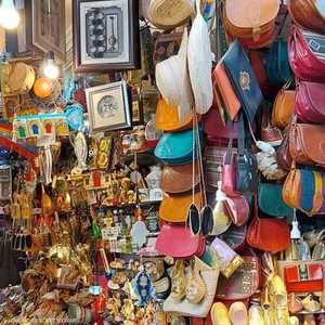 تشهد أسواق تونس القديمة حركة نشطة في رمضان.