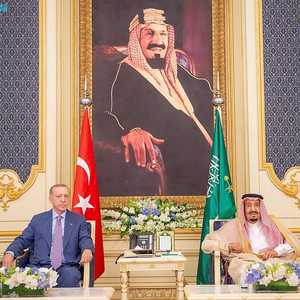 الملك سلمان خلال مراسم استقباله الرئيس التركي.