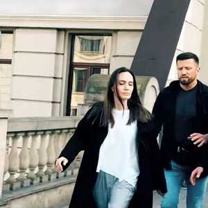 لحظة مغادرة أنجلينا جولي لمحطة القطارات في لفيف