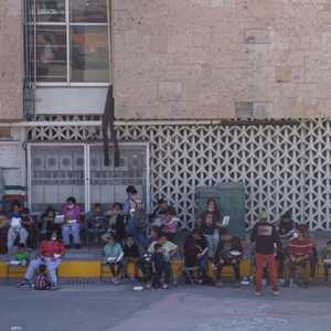 مجموعة من المهاجرين على الجانب الأميركي من الحدود