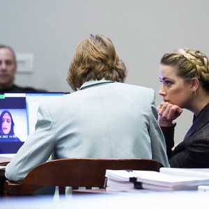 آمبر هيرد تستمع لشهادة ممرضتها