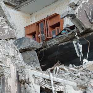 أحد المباني الذي تعرض للدمار جراء القصف في ماريوبول