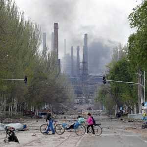 الخراب عم في المصنع والمنطقة المحيطة به