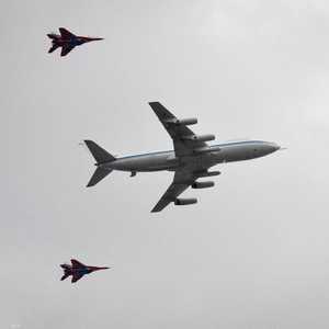 طائرة إليوشين إل-80 "يوم القيامة" مرافقة بمقاتلات ميغ.