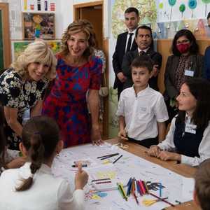 زوجة بايدن خلال زيارتها مدرسة في بوخاريست تستضيف أوكرانيين.