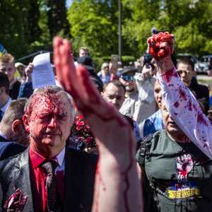 وجه السفير وملابسه تحولت إلى اللون الأحمر