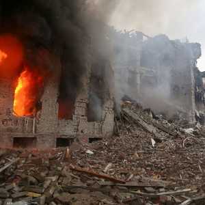 النيران تلتهم إحدى البنايات في ماريوبول جراء القصف