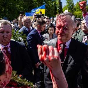 تعرض السفير الروسي في بولندا للرش بمادة حمراء