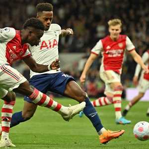 جانب من المباراة بين توتنهام وأرسنال.