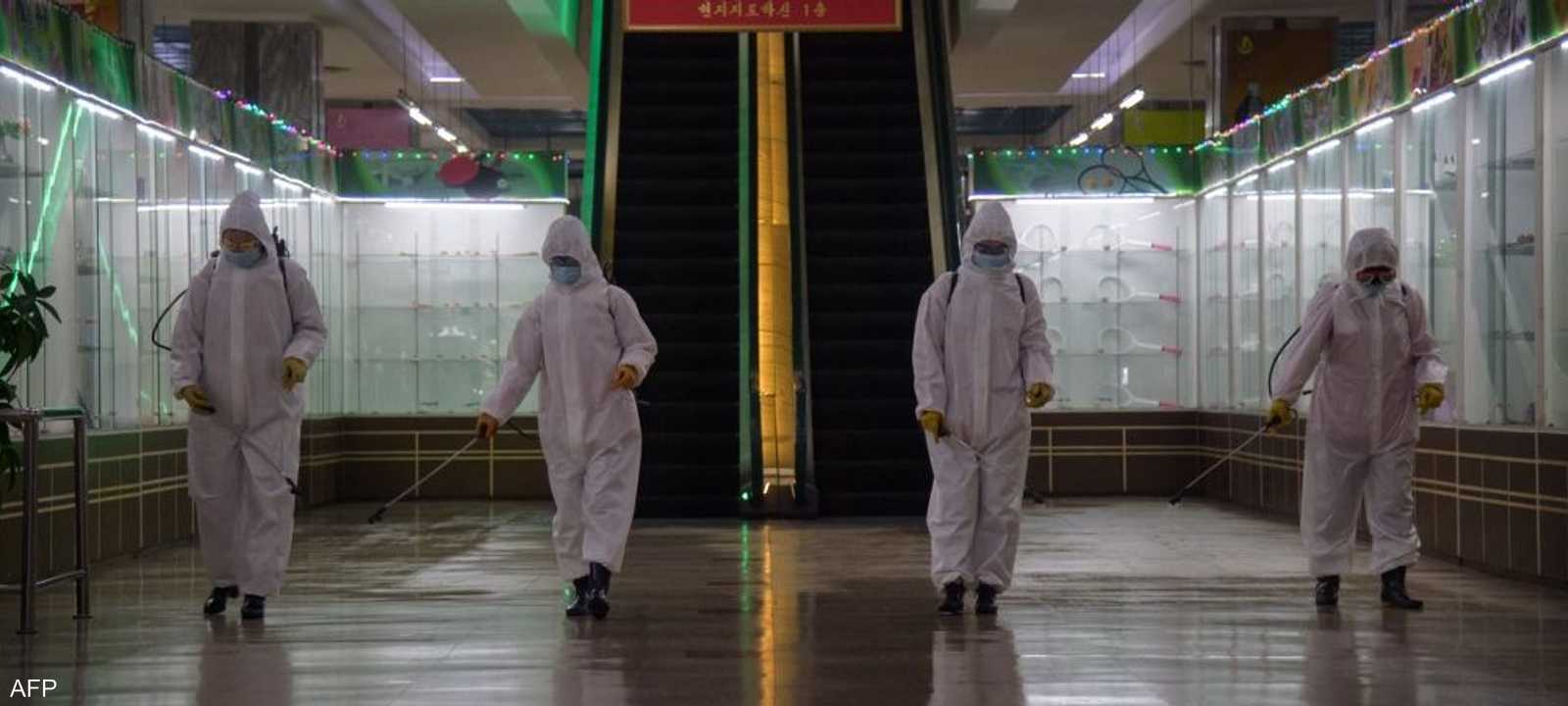عمال يقومون بتعقيم منشأة في بيونغيانغ.