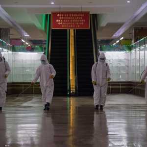 عمال يقومون بتعقيم منشأة في بيونغيانغ.