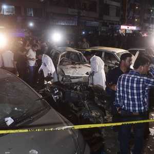 جانب من آثار الهجوم في كراتشي.