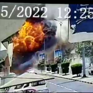 فيديو يوثق لحظة انفجار ضخم في عدن