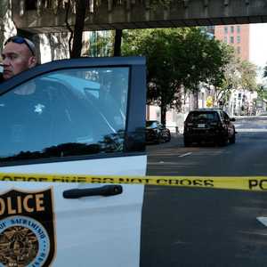 الشرطة تغلق طريقا عقب إطلاق نار في كاليفورنيا مطلع أبريل.