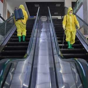 عمال يقومون بتعقيم منشأة في بيونغيانغ في مارس الماضي.