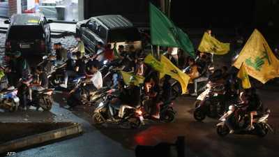 أنصار من حزب الله يجوبون أحد شوارع بيروت ليلا.