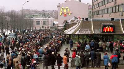 صورة من أول يوم افتتاح لماكدونالدز في ساحة بوشكين بموسكو