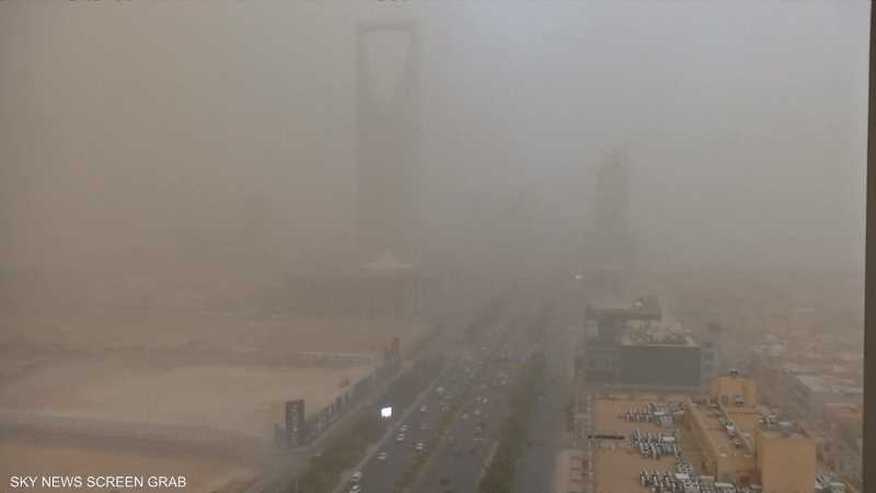 عاصفة ترابية تجتاح الرياض