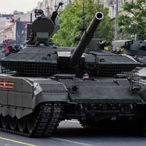 الطراز الذي دخل الخدمة مطور عن دبابة تي 90