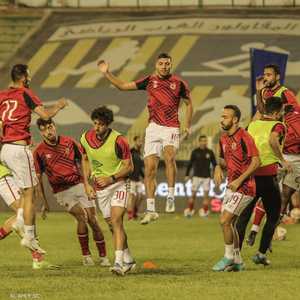 جانب من عمليات الإحماء للاعبي الأهلي قبل المباراة