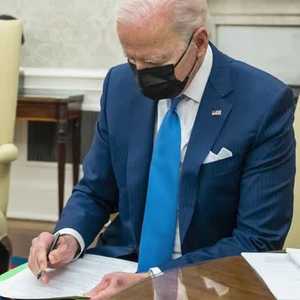 بايدن يوجه بجلب حليب الأطفال من الخارج بالطائرات التجارية