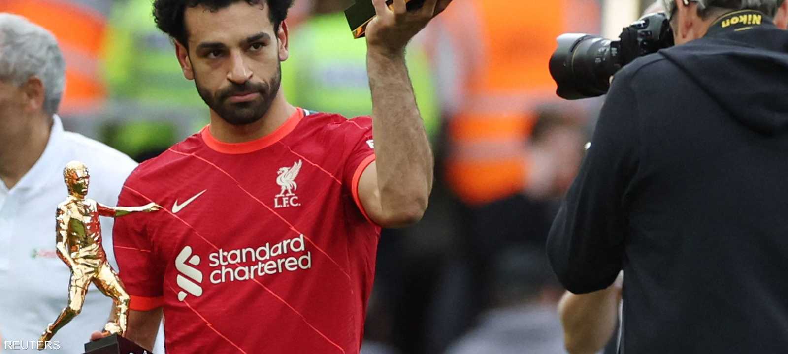 محمد صلاح يحمل جائزة أفضل هداف وأفضل صانع أهداف