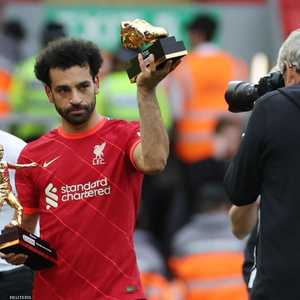 محمد صلاح يحمل جائزة أفضل هداف وأفضل صانع أهداف