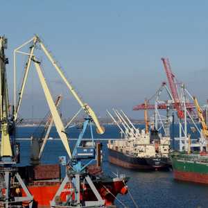 سفن الشحن ترسو في ميناء أوديسا على البحر الأسود