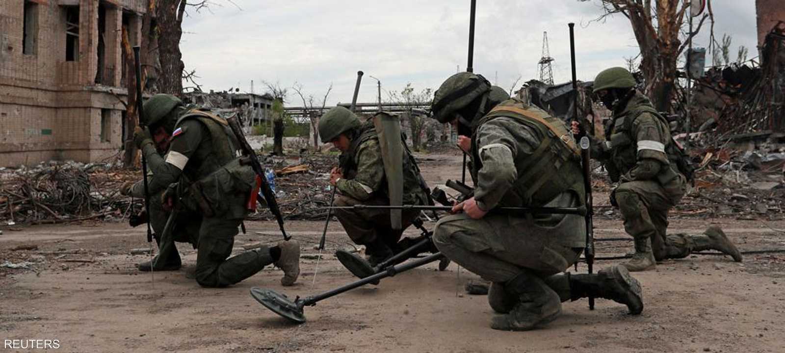 جنود روس يستخدمون أجهزة الكشف عن الألغام