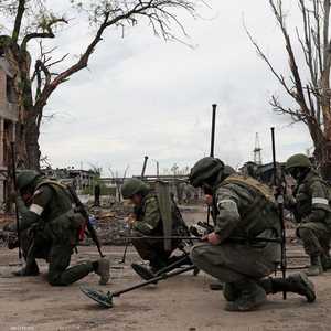 جنود روس يستخدمون أجهزة الكشف عن الألغام