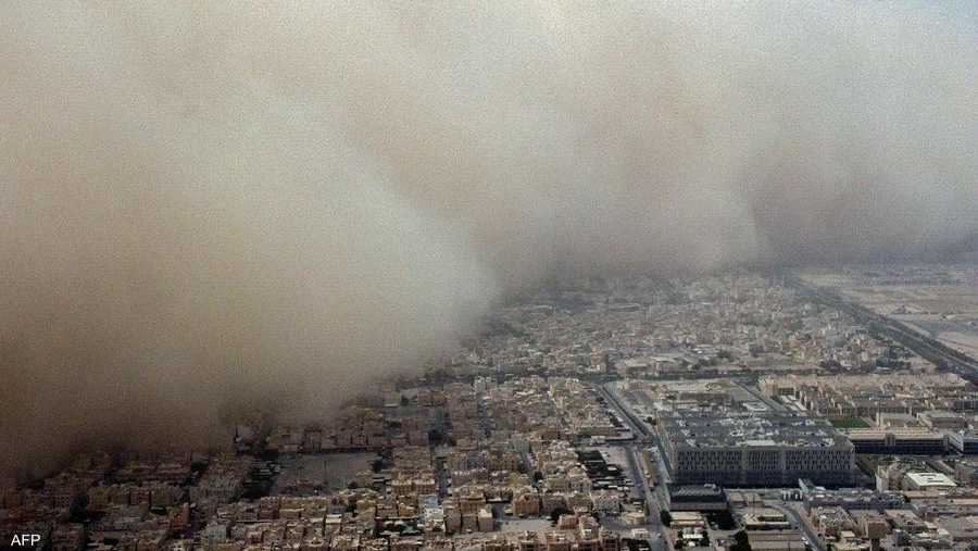 دعت وزارة الداخلية الكويتية، المواطنين إلى توخي الحيطة والحذر بسبب تقلبات الطقس، وموجة الغبار.