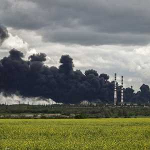 الدخان يتصاعد من مصفاة نفط بعد هجوم قرب ليسيتشانسك