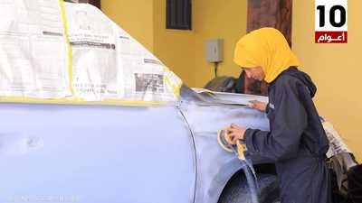 نساء يعملن في صيانة السيارات وتزيينها في إثيوبيا