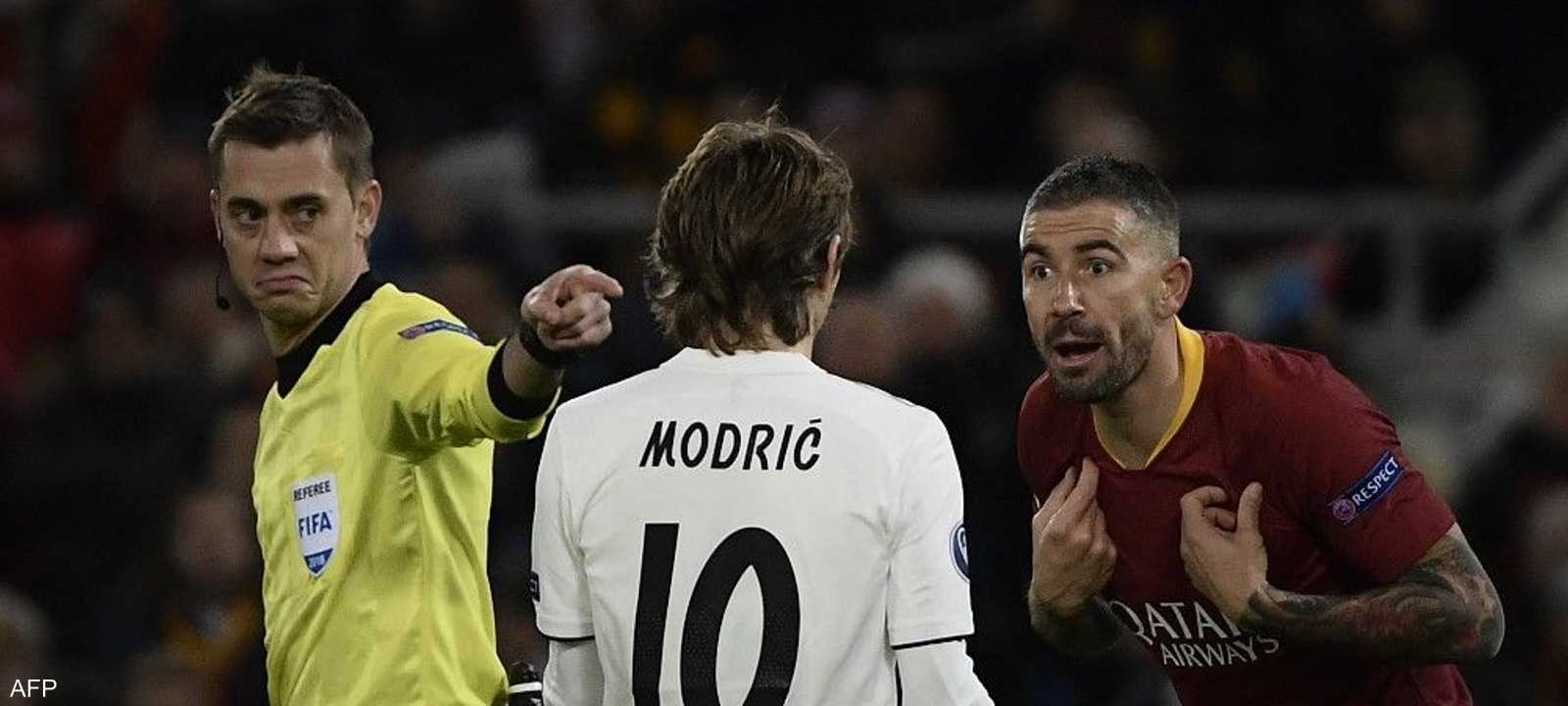 الحكم الفرنسي توربين خلال إدارته لقاء سابقا لريال مدريد