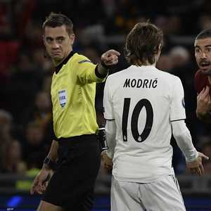 الحكم الفرنسي توربين خلال إدارته لقاء سابقا لريال مدريد