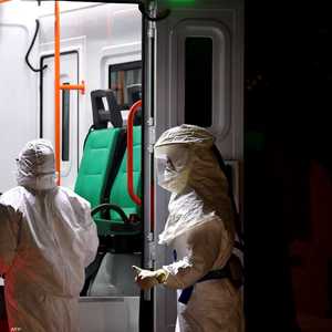 أرشيفية لطاقم طبي أرجنتيني يتعامل مع حالة طوارئ