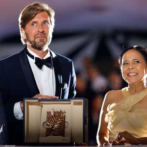 المخرج السويدي روبن أوستلوند يتسلم "السعفة الذهبية"