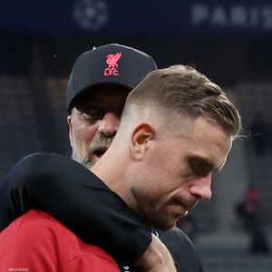 كلوب يواسي اللاعب هندرسن بعد خسارة المباراة