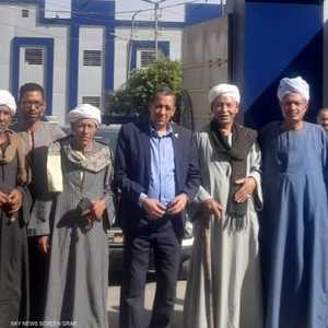 أفراد العائلتين مع الهواري بعد الاتفاق على الصلح