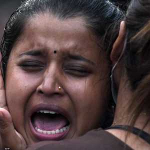 قريبة أحد الركاب تبكي بعد اختفاء الطائرة.